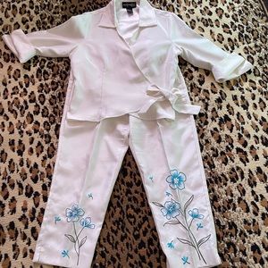 Pant suit with embroidery.